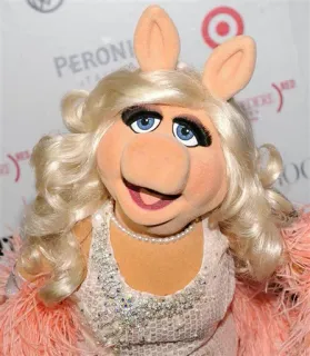 😀 Miss Piggy Muppets, maiale, pupazzo, personaggio, celebrità telegram sticker
