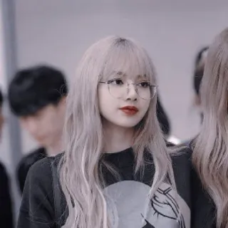 🙂 Lisa K-pop, cantor, Blackpink, ídolo, óculos, cabelo loiro, celebridade telegram sticker