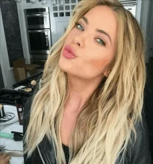 😘 Frau, blond, Schmollmund, Selfie, Schönheit, Porträt telegram sticker