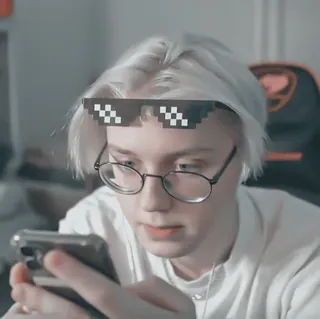 🎲 persoon, bril, telefoon, wit haar, meme whatsapp sticker