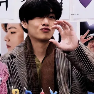 🔈 V K-pop, Chanteur, Musique, BTS, Coréen, Idole telegram sticker