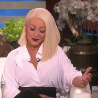 🌦 Christina Aguilera cantante, celebridad, mujer, pelo rubio, camisa blanca telegram sticker