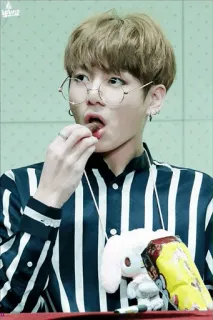 😯 persoon, eten, bril, kpop, idol telegram sticker