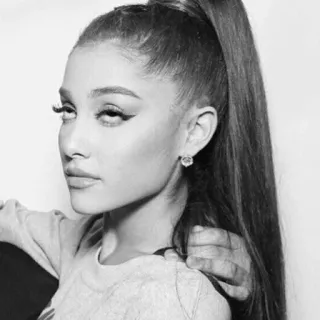 😒 Ariana Grande celebryta, piosenkarz, aktorka, gwiazda pop, czarno-białe, kobieta telegram sticker