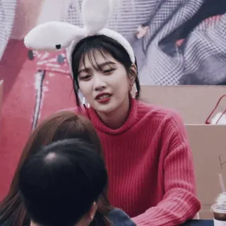 🎟 mulher, orelhas de coelho, coreano, ídolo, suéter vermelho, k-pop, alegria telegram sticker