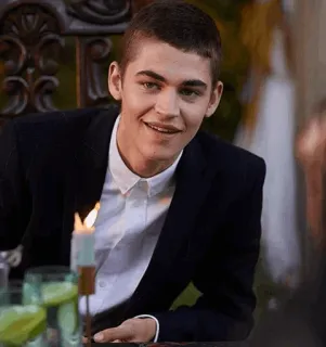 🔸 Hero Fiennes Tiffin ator, retrato, sorriso, homem, terno telegram sticker