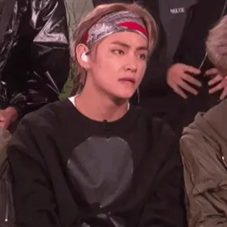 😟 V k-pop, cantante, celebrità, BTS, musica telegram sticker