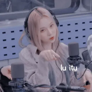 ☕ lu itu kpop, musica, idol, cuffie, ritratto, femmina telegram sticker