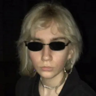 😎 retrato, gafas de sol, mujer, aros, collar, pelo rubio telegram sticker