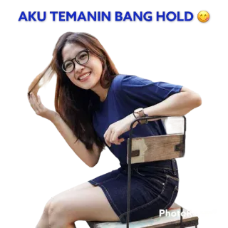 😍 AKU TEMANIN BANG HOLD kobieta, siedząca, uśmiechnięta, okulary, azjatycka telegram sticker