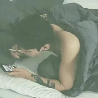 ☹️ homme, fumer, tatouage, lit, smartphone, intérieur whatsapp sticker