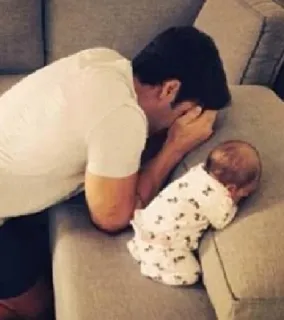 🙈 bebê, pai, recém-nascido, pais, família, cansado, sofá telegram sticker