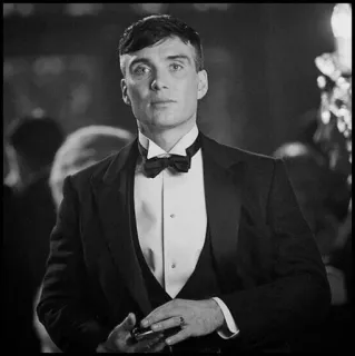 ◾ Thomas Shelby Peaky Blinders Thomas Shelby, Peaky Blinders, Cillian Murphy, traje, pajarita telegram sticker