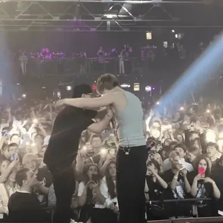 🤟 foule, gens, public, concert, scène, performance telegram sticker