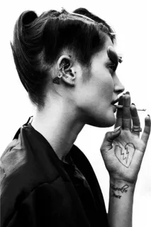 🚬 Concrete Peace donna, sigaretta, fumo, tatuaggio, ritratto, fumare, mano, cuore spezzato, bianco e nero telegram sticker