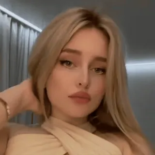 🧺 wallgif blonde, woman, selfie, beauty, portrait, aesthetic, influencer, wallgif telegram sticker