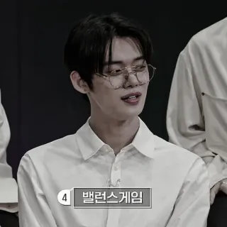 🍗 밸런스게임 kpop, Mann, Brille, weißes Hemd, Spiel telegram sticker