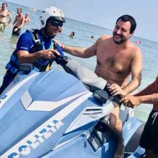 🏍 POLIZIA polizia, moto d'acqua, natante, spiaggia, Salvini telegram sticker