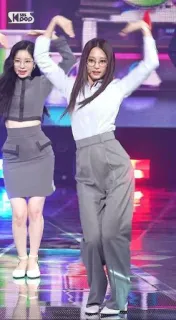 😪 kobiety, taniec, kpop, występ, grupa, scena telegram sticker