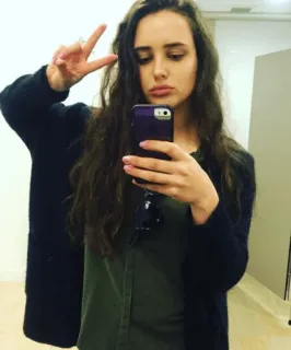 🖤 Frau, Selfie, Friedenszeichen, Porträt, Brünette, Casual telegram sticker
