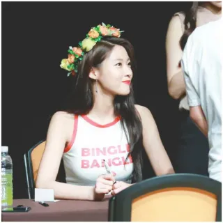 🍕 BINGLE BANGLE mujer, flores, firma, camiseta de tirantes, coreano, K-pop telegram sticker