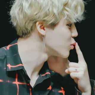 🍼 persona, hombre, pelo rubio, perfil lateral, dedo en los labios, silencio, shhh whatsapp sticker