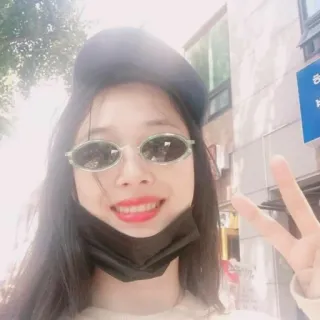 ✌ женщина, солнцезащитные очки, улыбка, знак мира telegram sticker