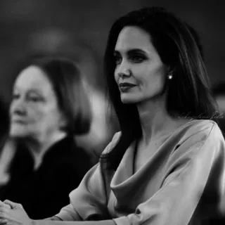 🎠 Angelina Jolie attrice, donna, bianco e nero, celebrità, ritratto telegram sticker