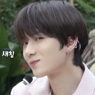 😏 새침 kpop, idol, persona, uomo, orecchini whatsapp sticker