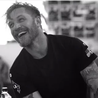 😂 Tom Hardy Schauspieler, Promi, Mann, Porträt, Schwarzweiß, lächelnd telegram sticker