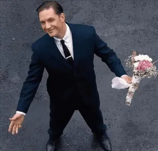 🌹 Tom Hardy, Schauspieler, Hochzeit, Blumenstrauß, Anzug telegram sticker