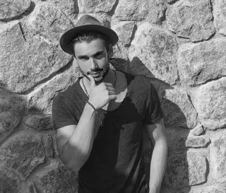 ▪️ homme, chapeau, portrait, noir et blanc, mur, sérieux, personne telegram sticker