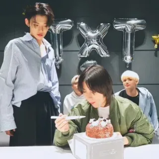 📖 TXT kpop, gruppo, musica, torta, palloncini telegram sticker