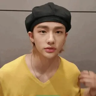 🍋 Hyunjin kpop, stray kids, hyunjin, idol, cantante, camicia gialla, basco nero telegram sticker