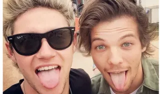 😜 Niall Horan ไนออล ฮอแรน, ลูอิส ทอมลินสัน, เซลฟี่, แลบลิ้น telegram sticker