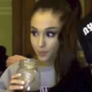 😳 Ariana Grande cantor, estrela pop, celebridade, bebendo whatsapp sticker