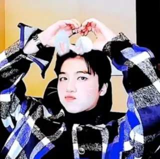 👽 persona, hombre, orejas de conejo, kawaii, corazón con manos telegram sticker