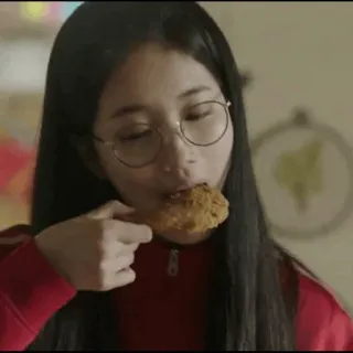🥡 wanita, makan, ayam, makanan, kacamata, kaos merah telegram sticker