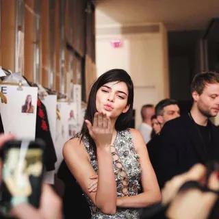 😚 donna, bacio, modella, moda, vestito, ritratto telegram sticker