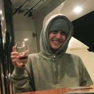🥃 Justin Bieber ジャスティンビーバー, 歌手, 有名人, ビーニー, 飲んでいる, ポートレート telegram sticker