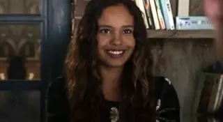 🥀 femme, sourire, portrait, intérieur, bibliothèque, joyeux telegram sticker