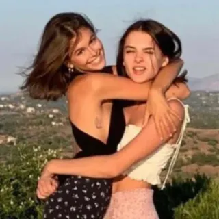 🫂 donne, amici, abbraccio, all'aperto, ritratto telegram sticker