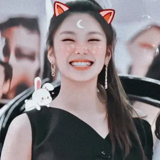 🌸 K-pop, Idole, mignon, oreilles, lune, lapin, paillettes telegram sticker