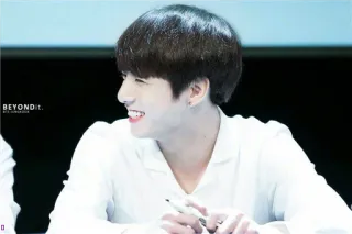 😅 Jungkook BEYOND it.
BTS JUNGKOOK K-pop, BTS, zanger, Jungkook, beroemdheid, portret telegram sticker