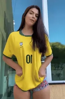 ❤ donna, brasile, calcio, maglia gialla, pantaloncini, ritratto telegram sticker
