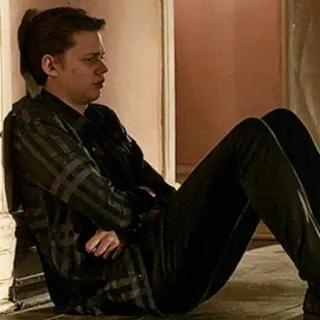 🔗 Bill Skarsgård актер, сидит, угрюмый, задумчивый telegram sticker
