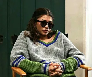 🤍 Zendaya Schauspielerin, Promi, Porträt, Frau, Sonnenbrille, Stuhl whatsapp sticker