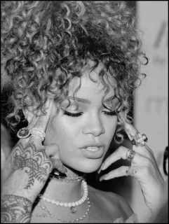 🔗 Rihanna Rihanna, cantora, celebridade, retrato, mulher, cabelo cacheado, joias telegram sticker