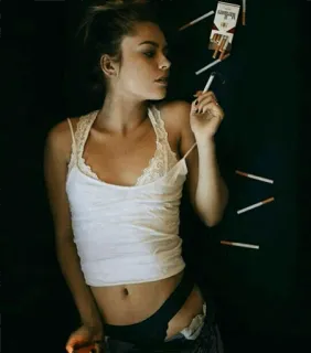 🚬 sigaretta, fumo, tabacco, dipendenza, stile di vita, donna telegram sticker