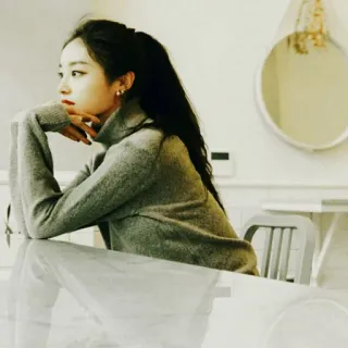 🕊 phụ nữ, chân dung, thời trang, phong cách, trong nhà, bàn, người, quần áo telegram sticker